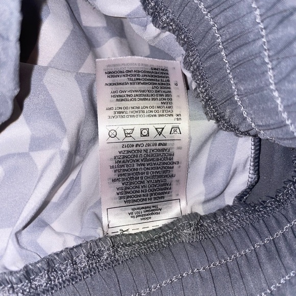 Gray and white shorts - Picture 5 of 6